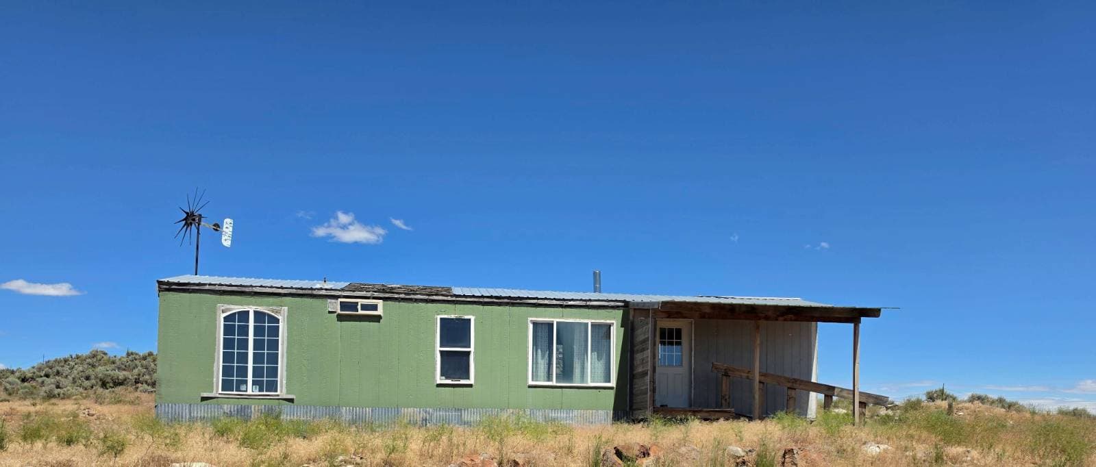 Manufactured home in Christmas Valley, OR 97641