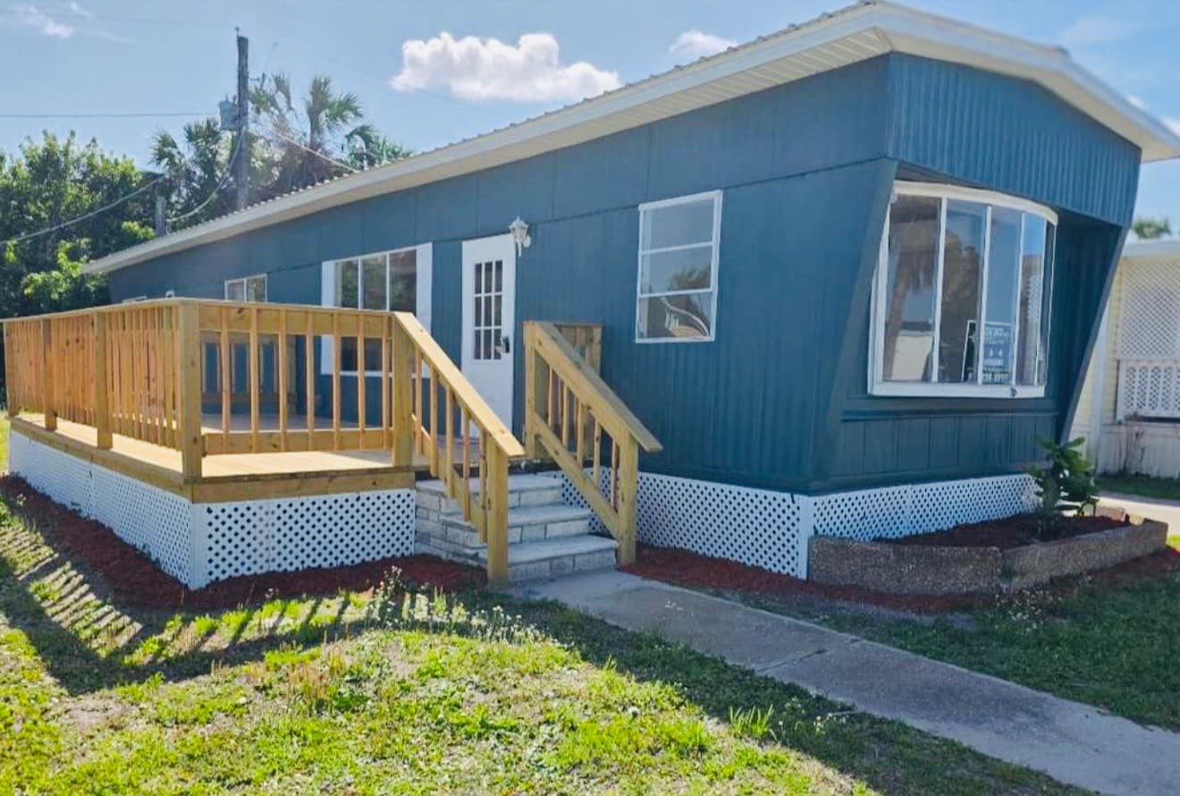 Manufactured home in Ruskin, FL 33570