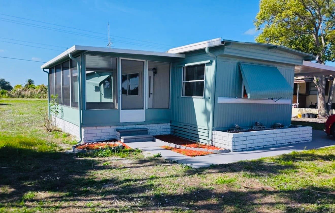 Manufactured home in Ruskin, FL 33570