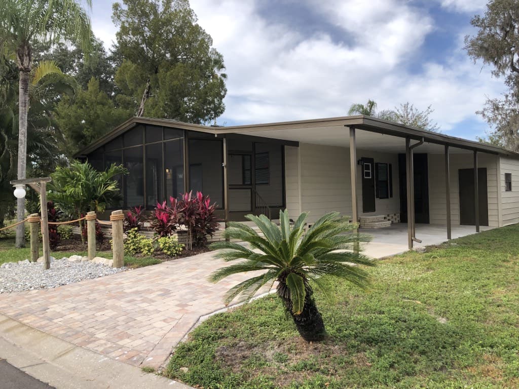Manufactured home in Palmetto, FL 34221