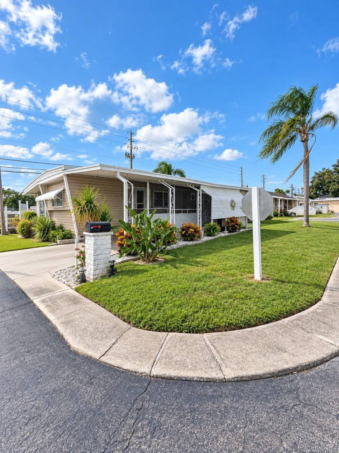 Manufactured home in Largo, FL 33773