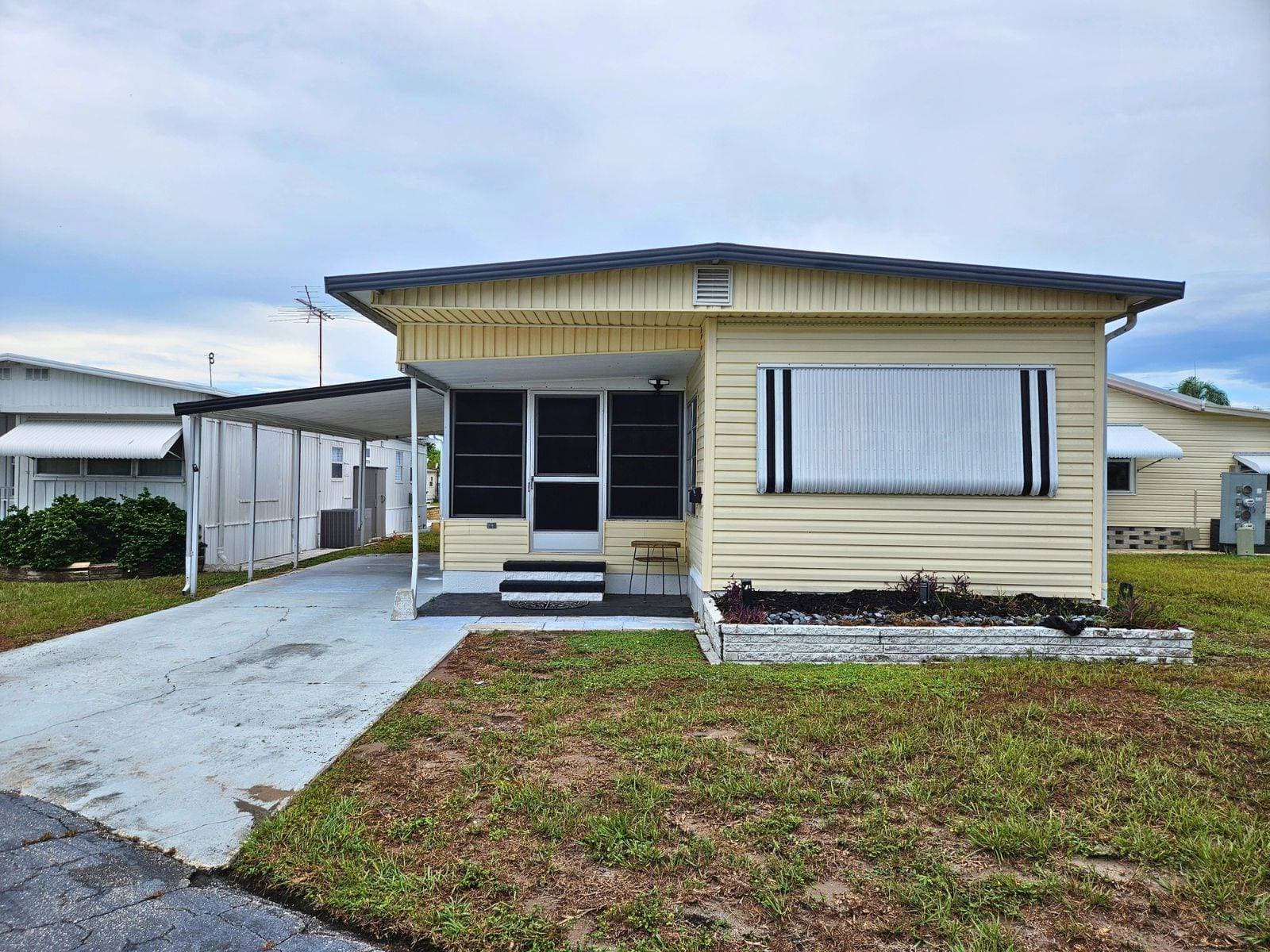 Manufactured home in Bradenton, FL 34207