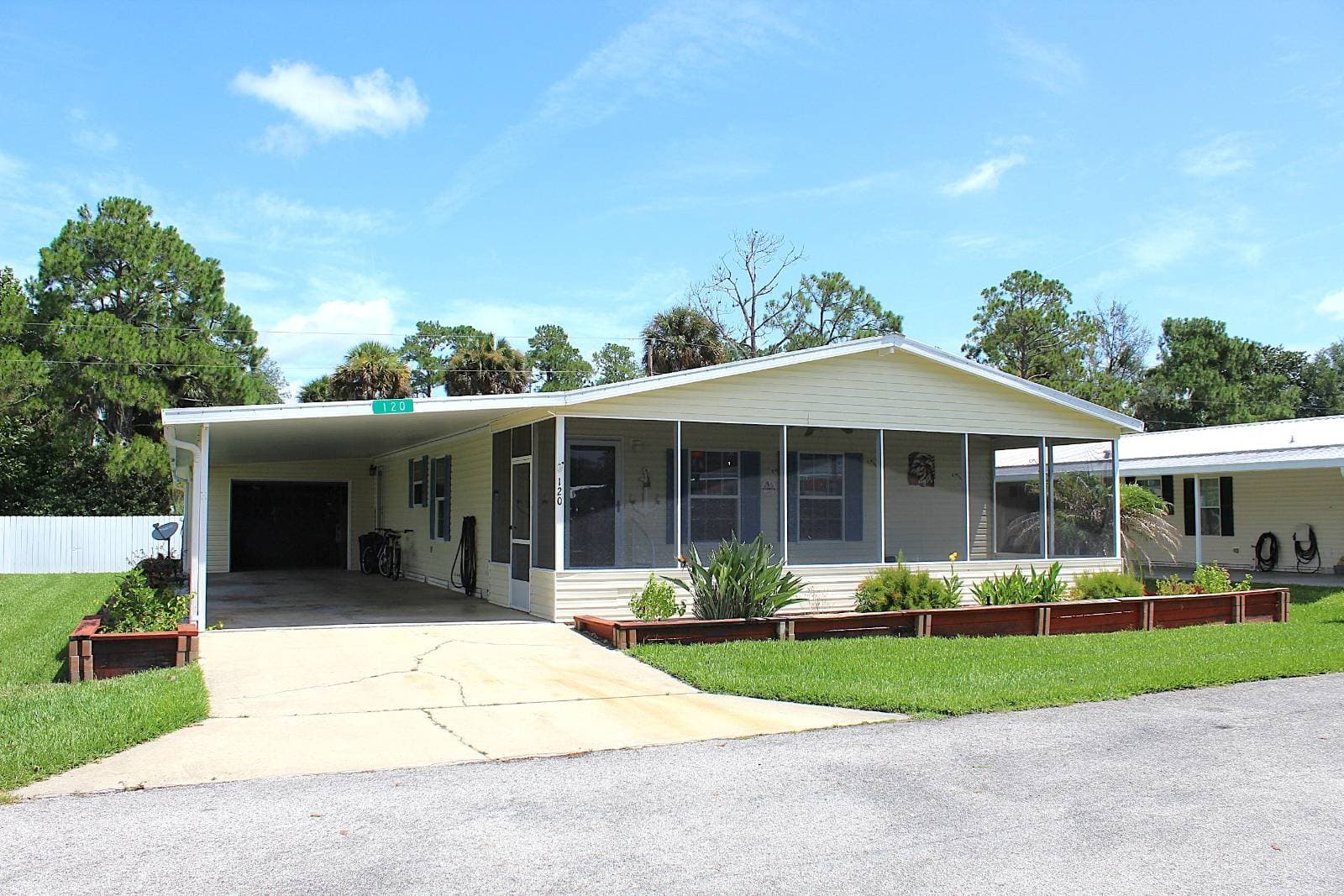 Manufactured home in Satsuma, FL 32189