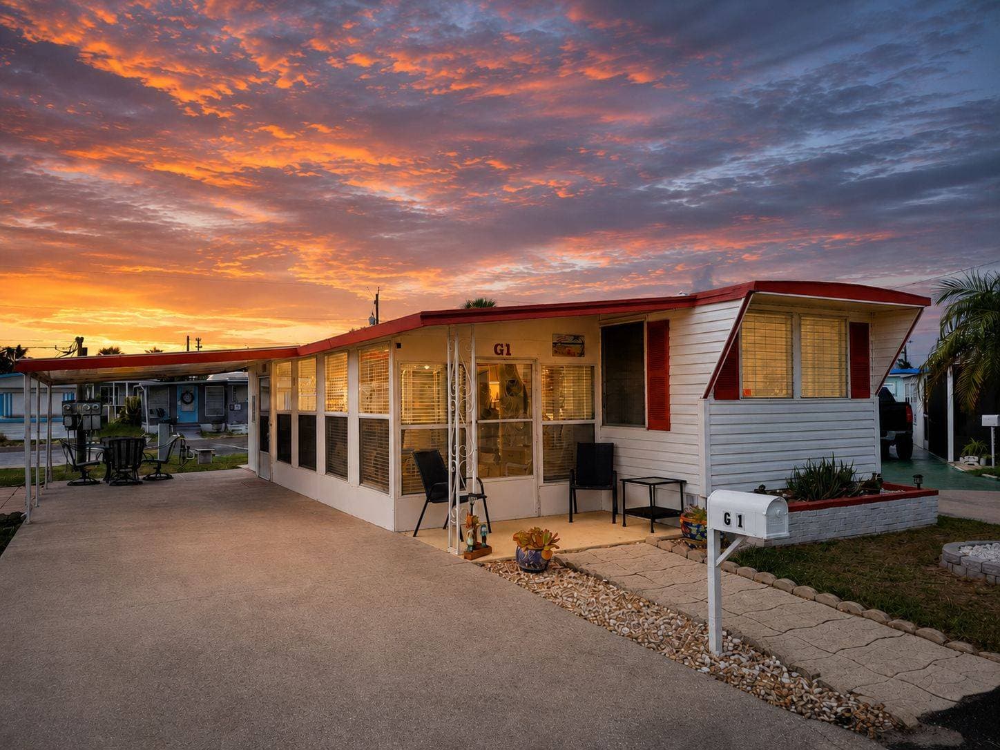 Manufactured home in Bradenton, FL 34207