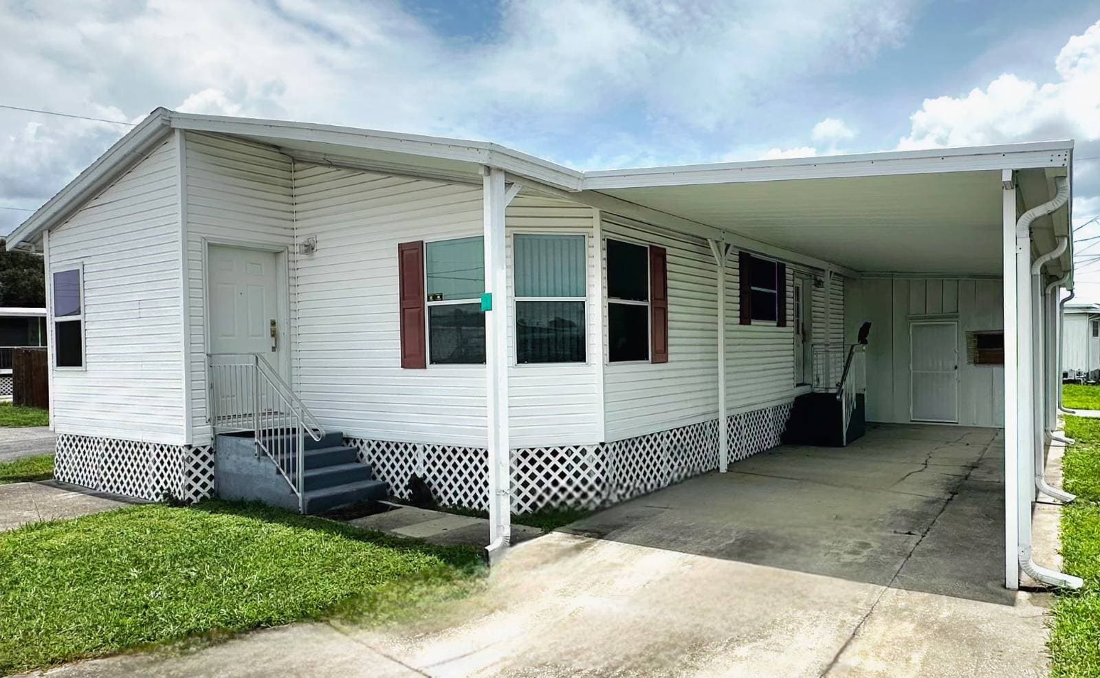 Manufactured home in Largo, FL 33773