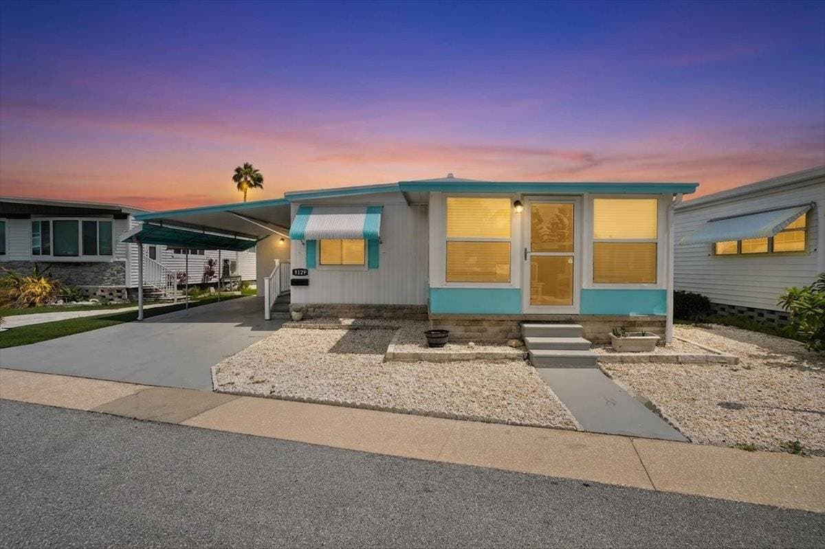 Manufactured home in St Petersburg, FL 33708