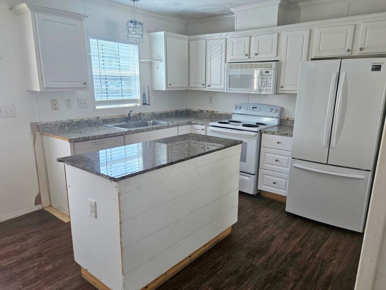 Manufactured home in Bradenton, FL 34207