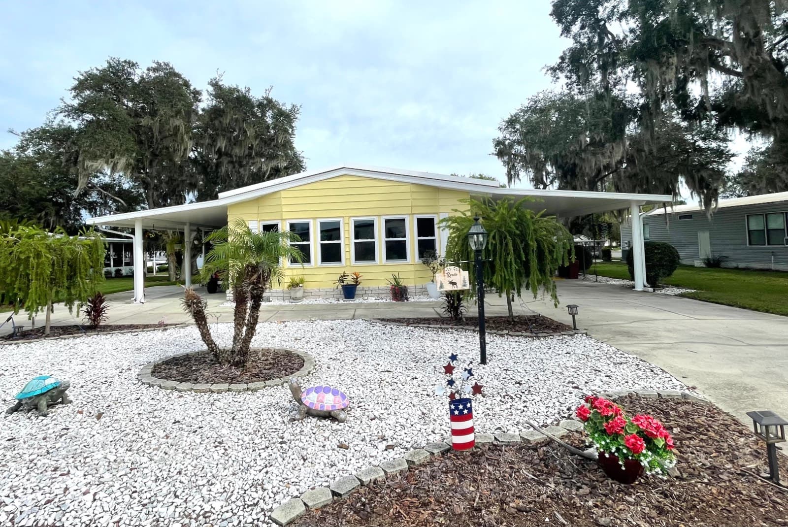 Manufactured home in Grand Island, FL 32735