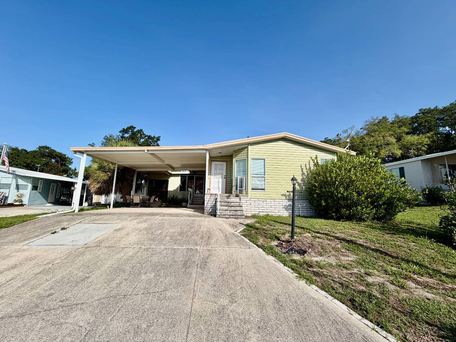 Manufactured home in Lady Lake, FL 32159