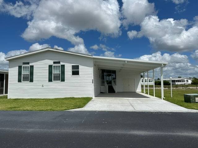 Manufactured home in Naples, FL 34113