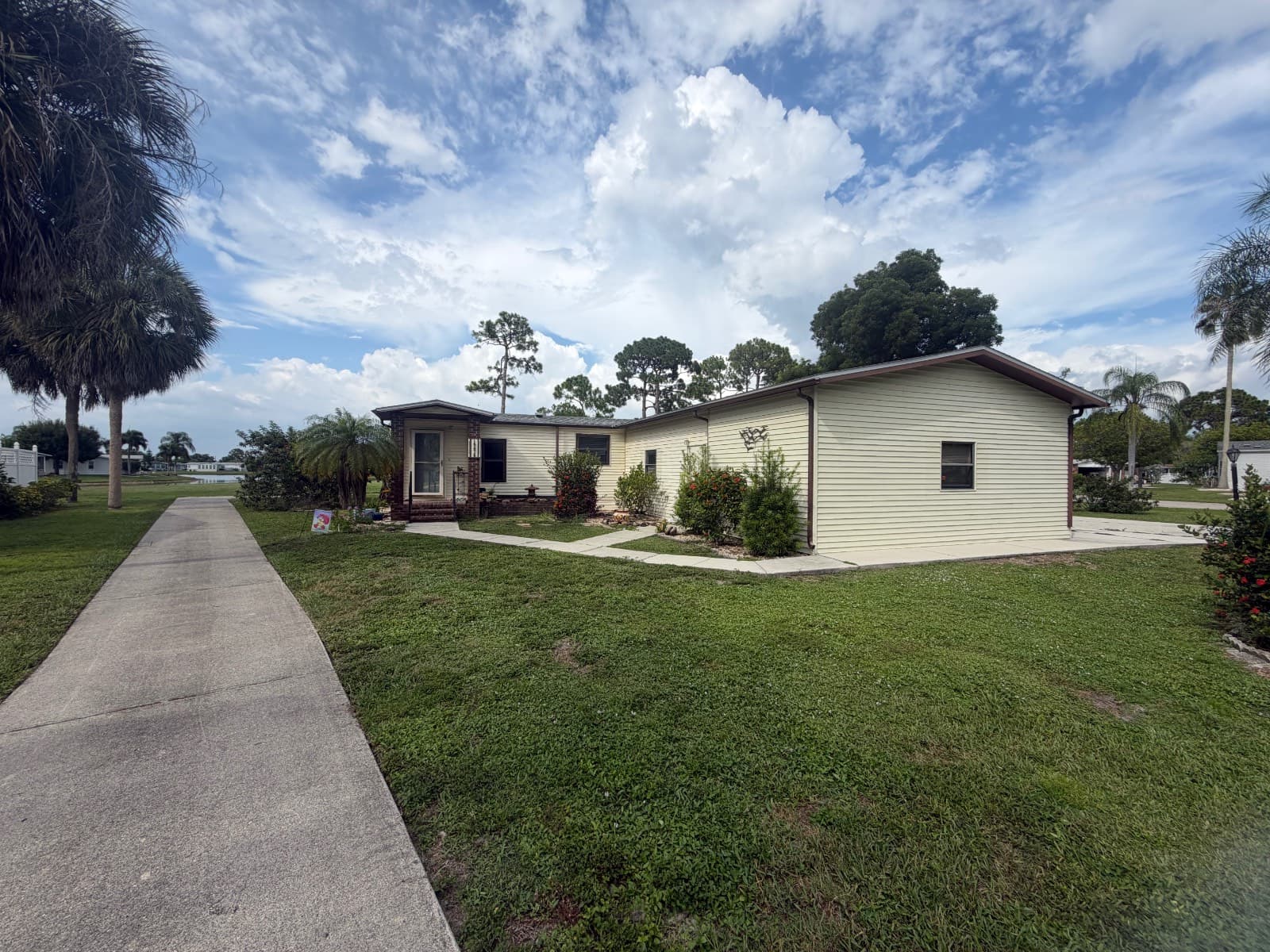 Manufactured home in North Fort Myers, FL 33903
