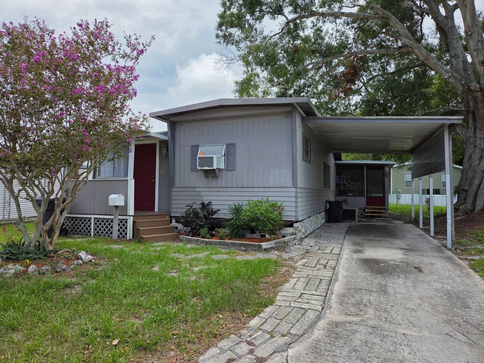 Manufactured home in Tampa, FL 33613