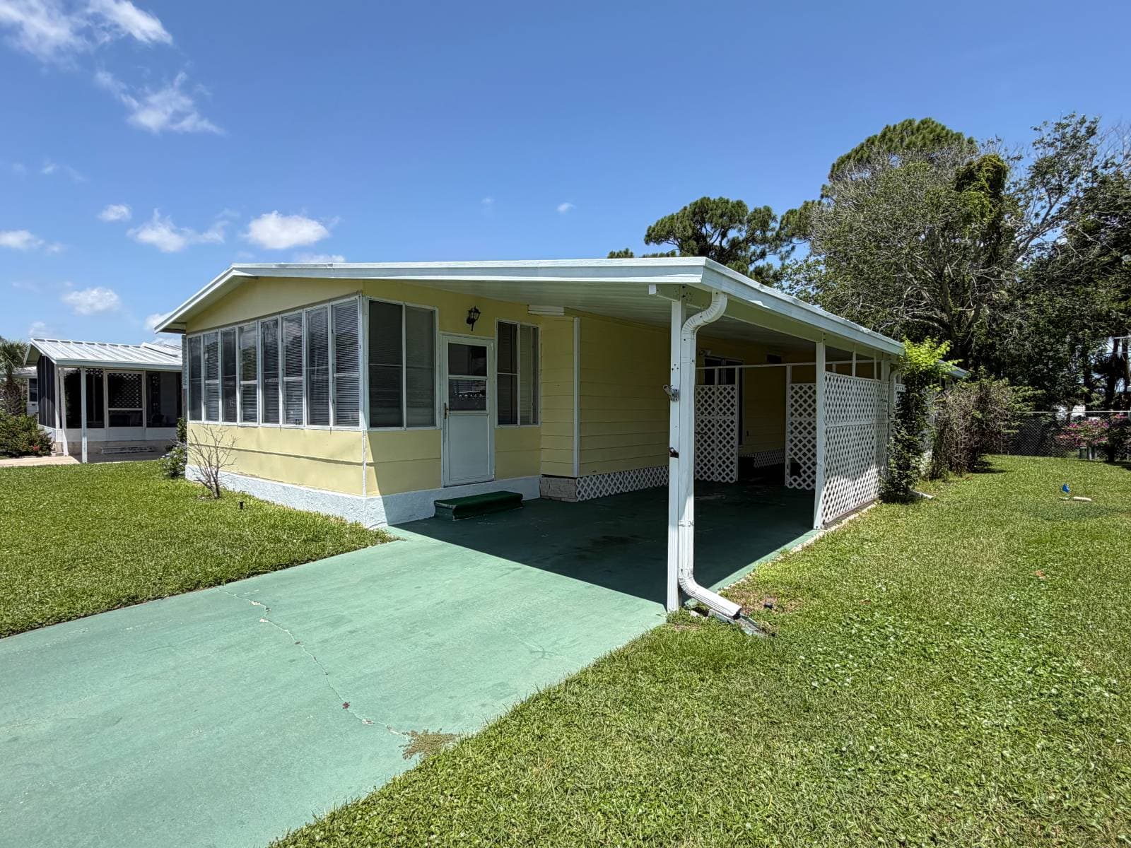 Manufactured home in Edgewater, FL 32132
