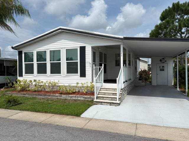 Manufactured home in Dunedin, FL 34698