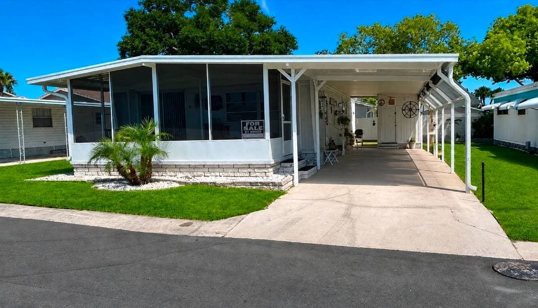 Manufactured home in Largo, FL 33778