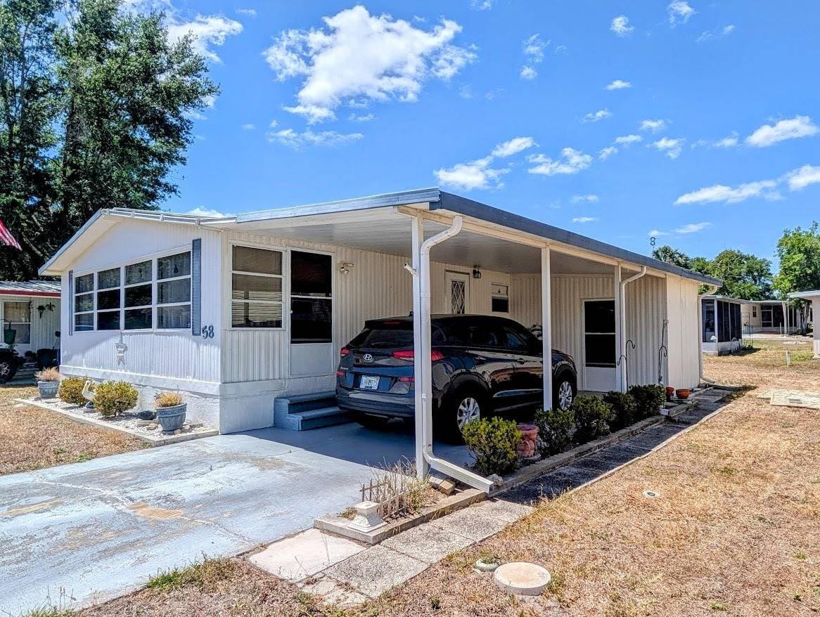 Manufactured home in Lady Lake, FL 32159