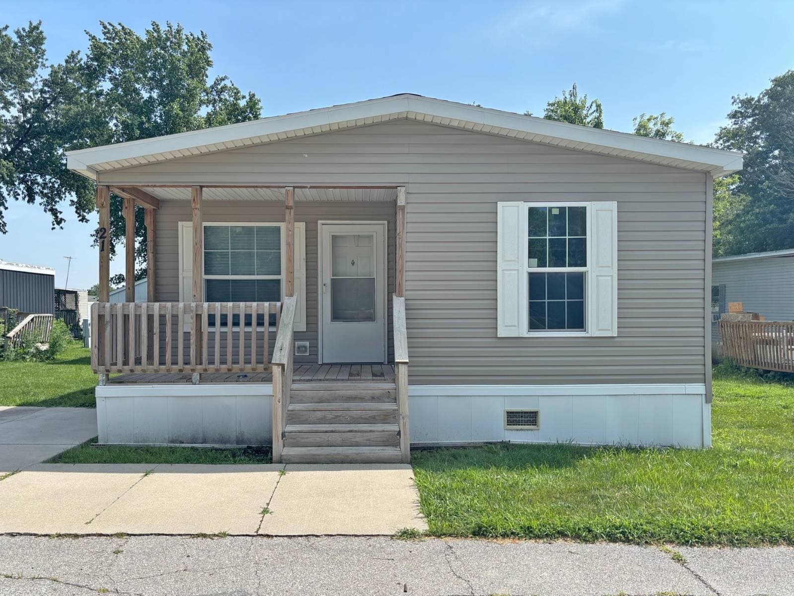 Manufactured home in Indianola, IA 50125