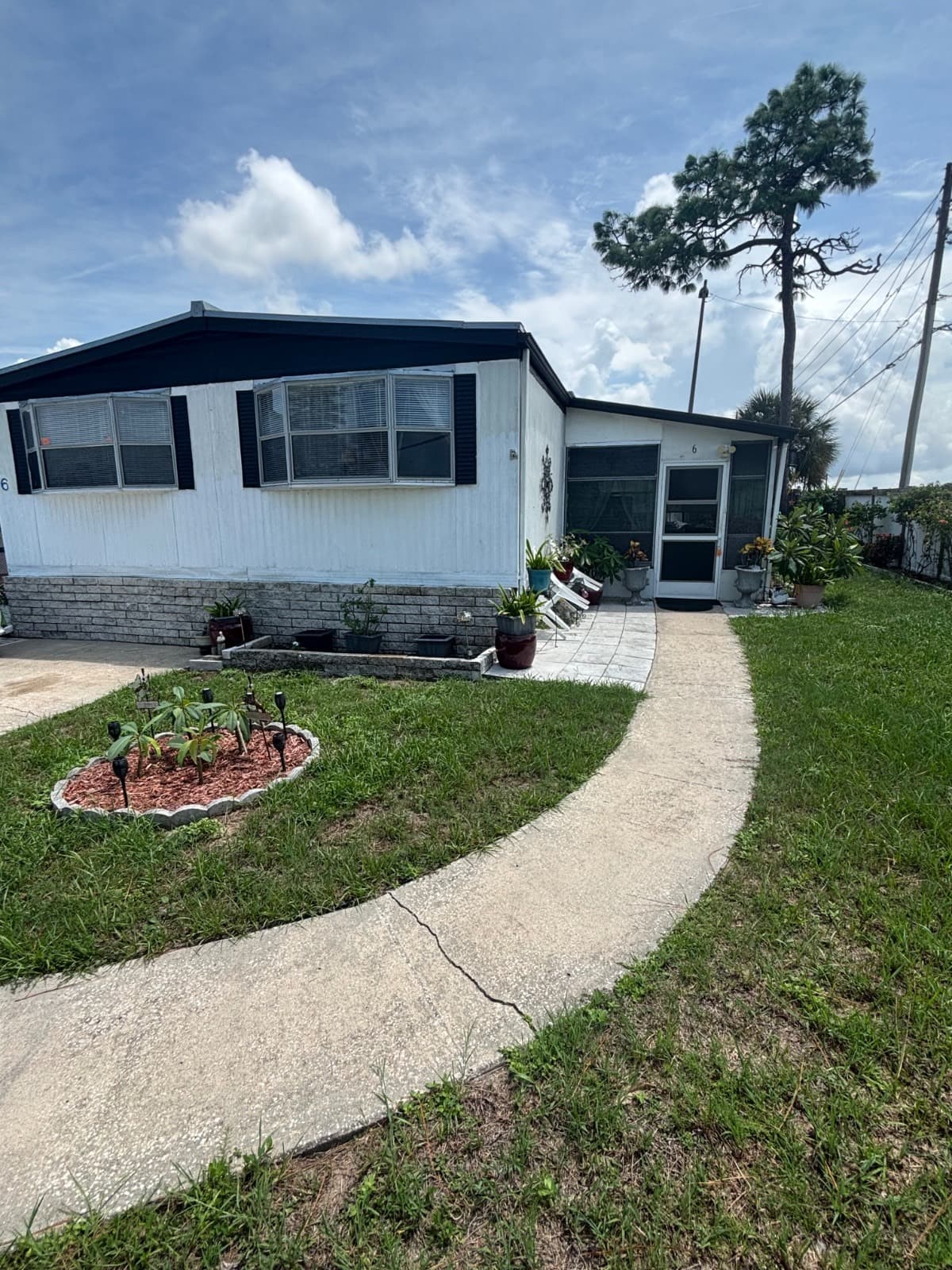 Manufactured home in Tarpon Springs, FL 34689