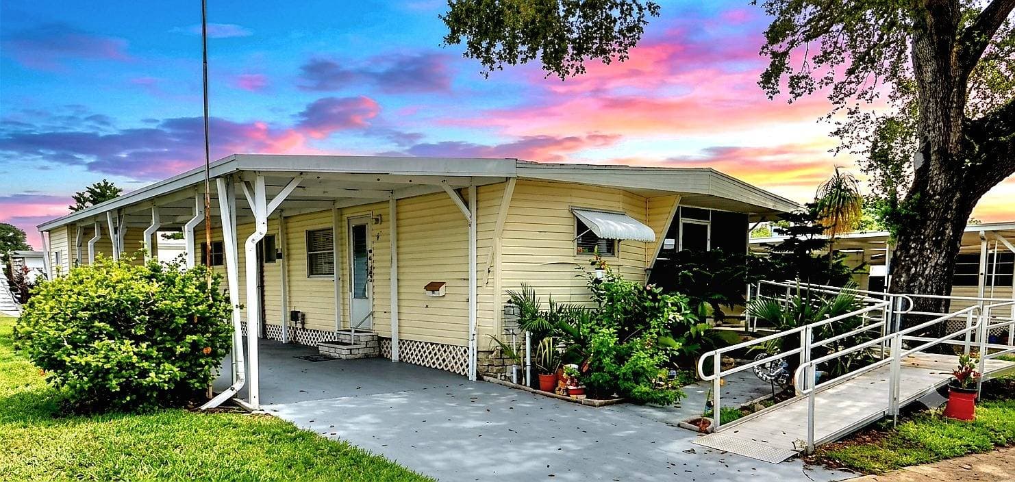 Manufactured home in Largo, FL 33771