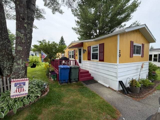 Manufactured home in Westbrook, ME 04092