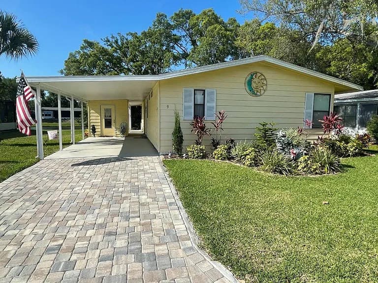 Manufactured home in Ormond Beach, FL 32174