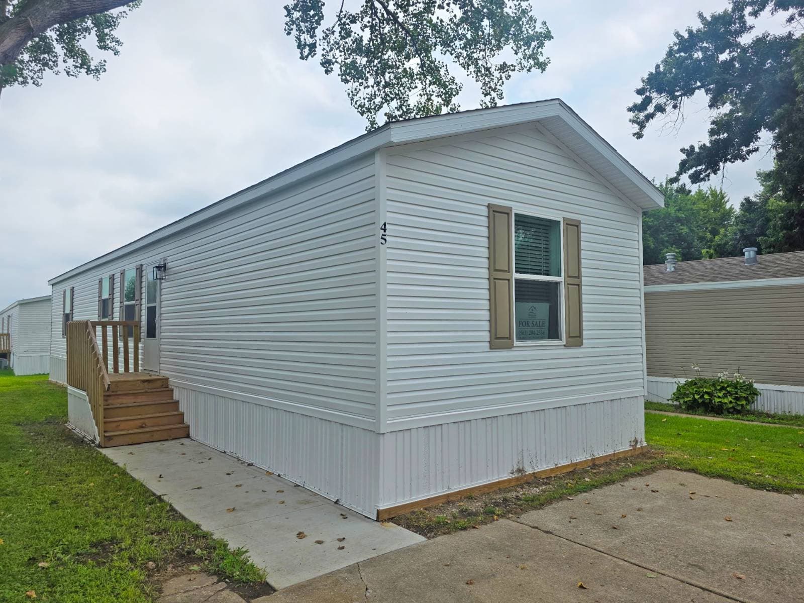 Manufactured home in Walcott, IA 52773