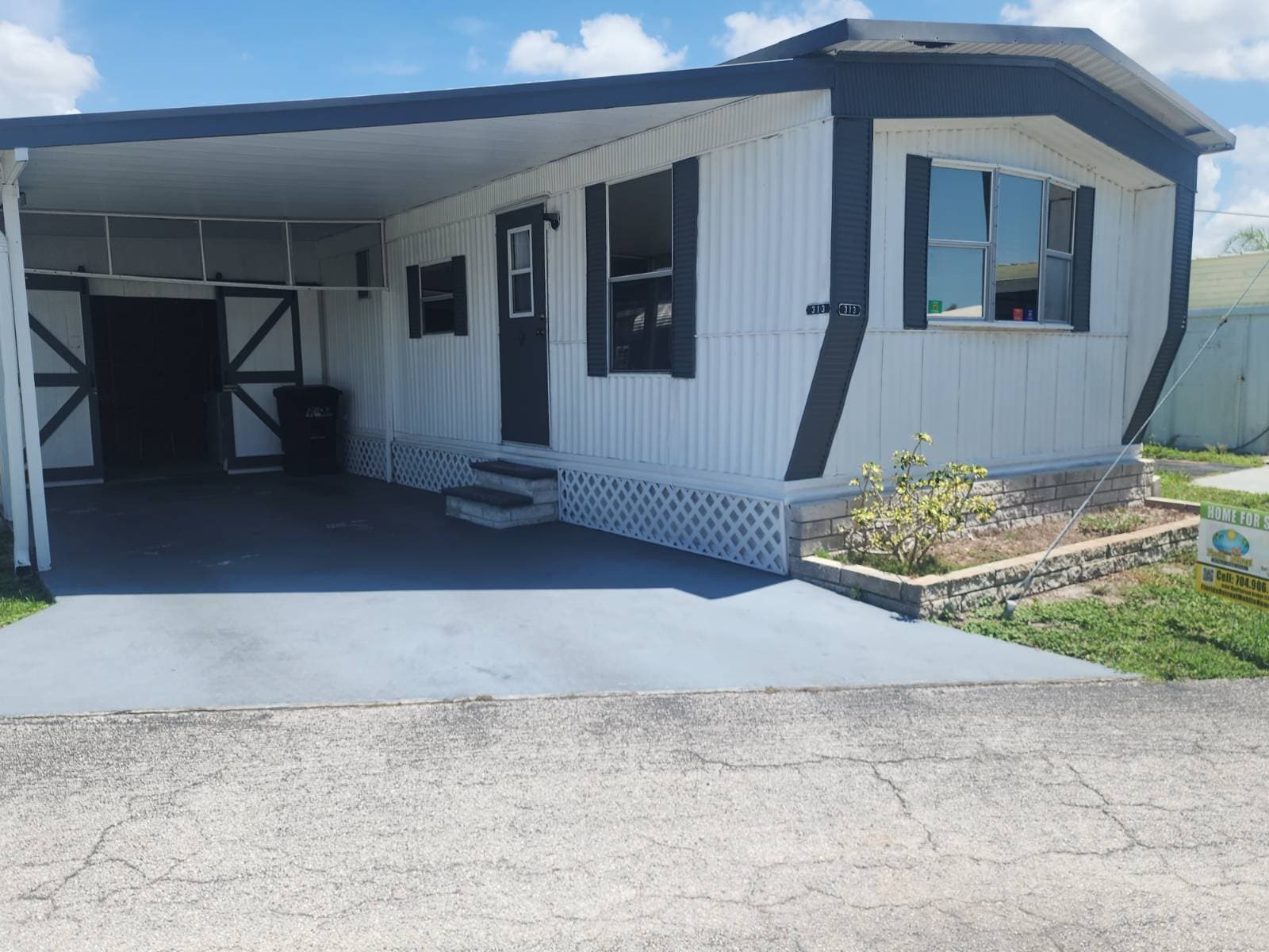 Manufactured home in Saint Petersburg, FL 33709