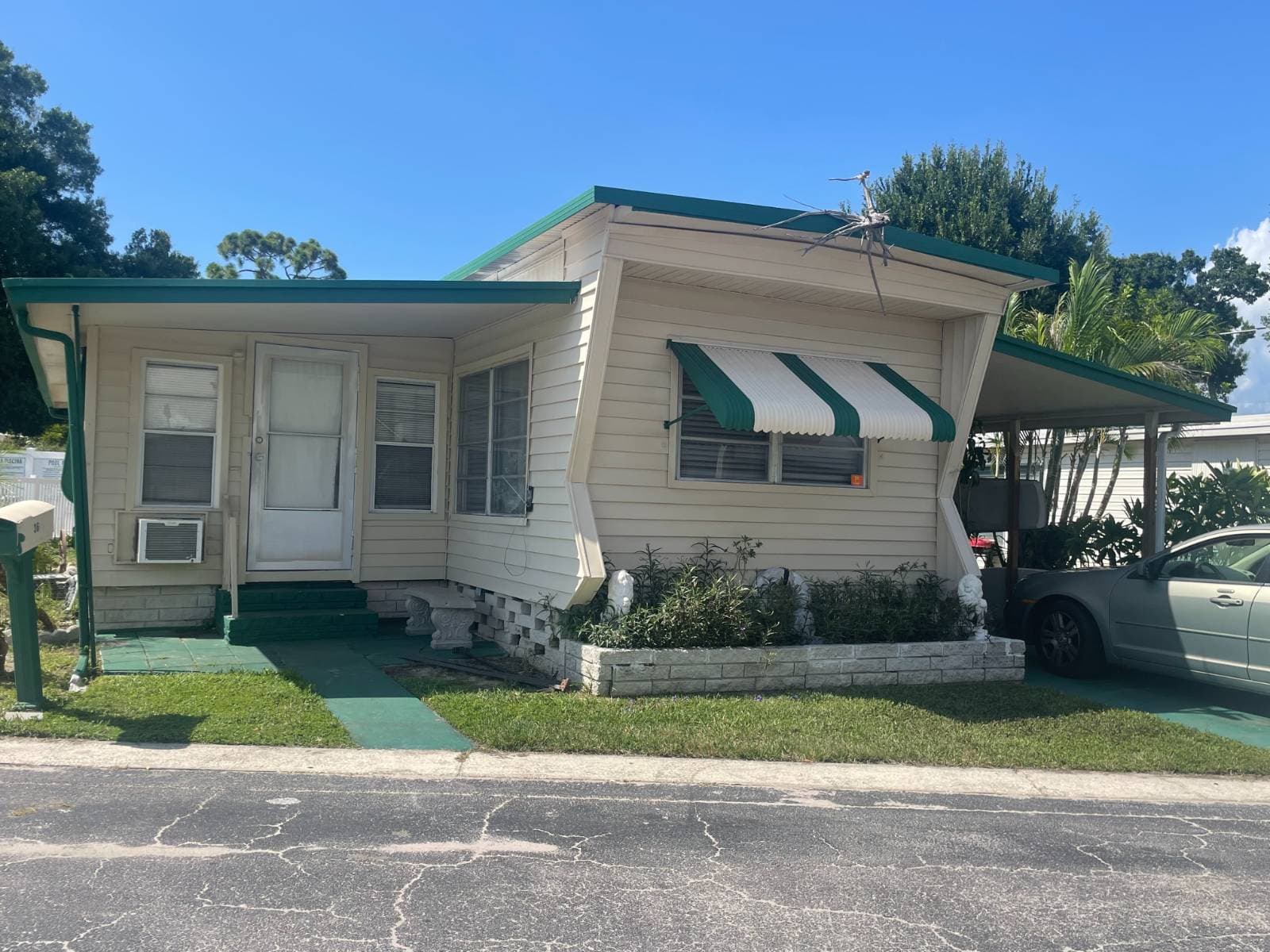 Manufactured home in Largo, FL 33773