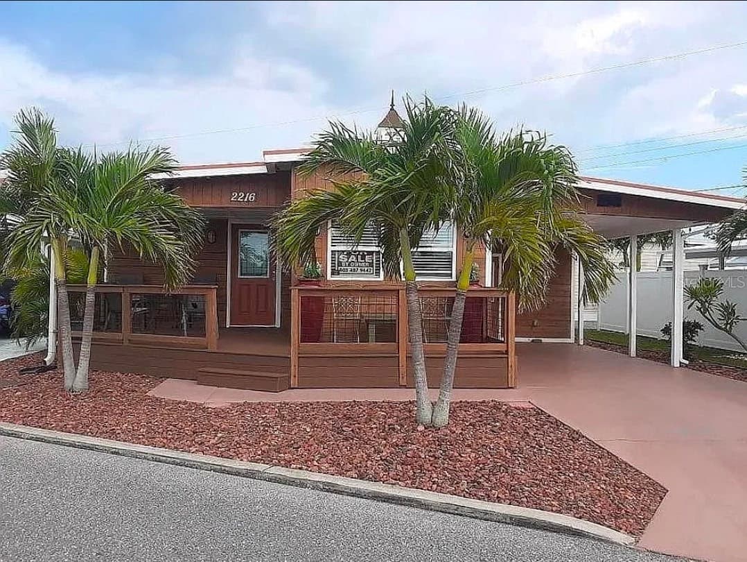 Manufactured home in Bradenton, FL 34207