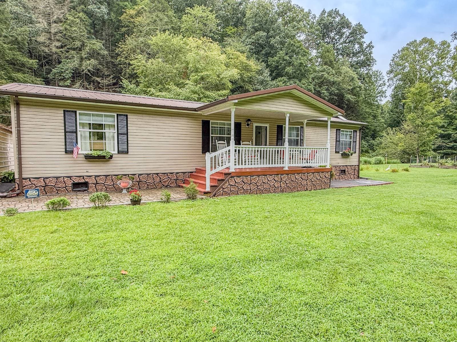 Manufactured home in Duck, WV 25063