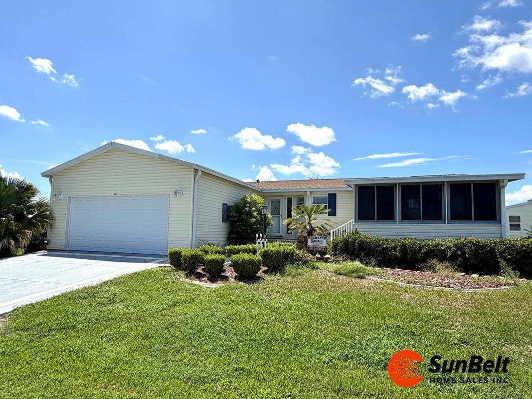 Manufactured home in Lady Lake, FL 32159
