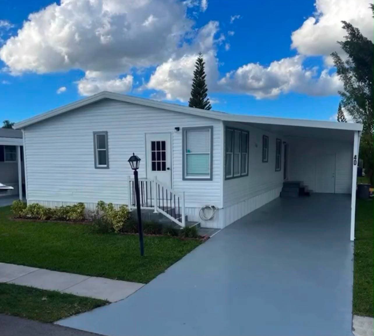 Manufactured home in Davie, FL 33325