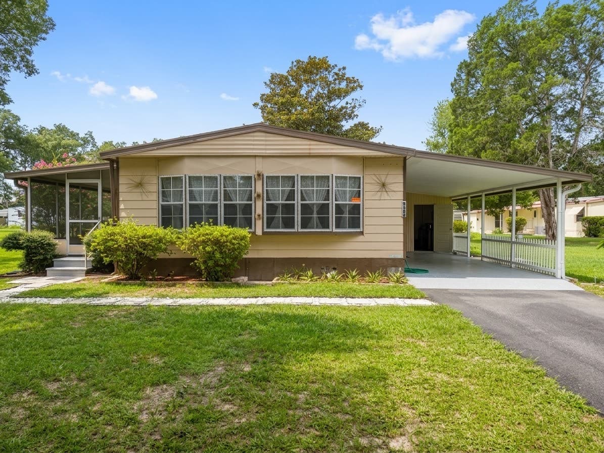 Manufactured home in Ocala, FL 34476