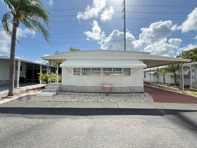 Manufactured home in Dunedin, FL 34698