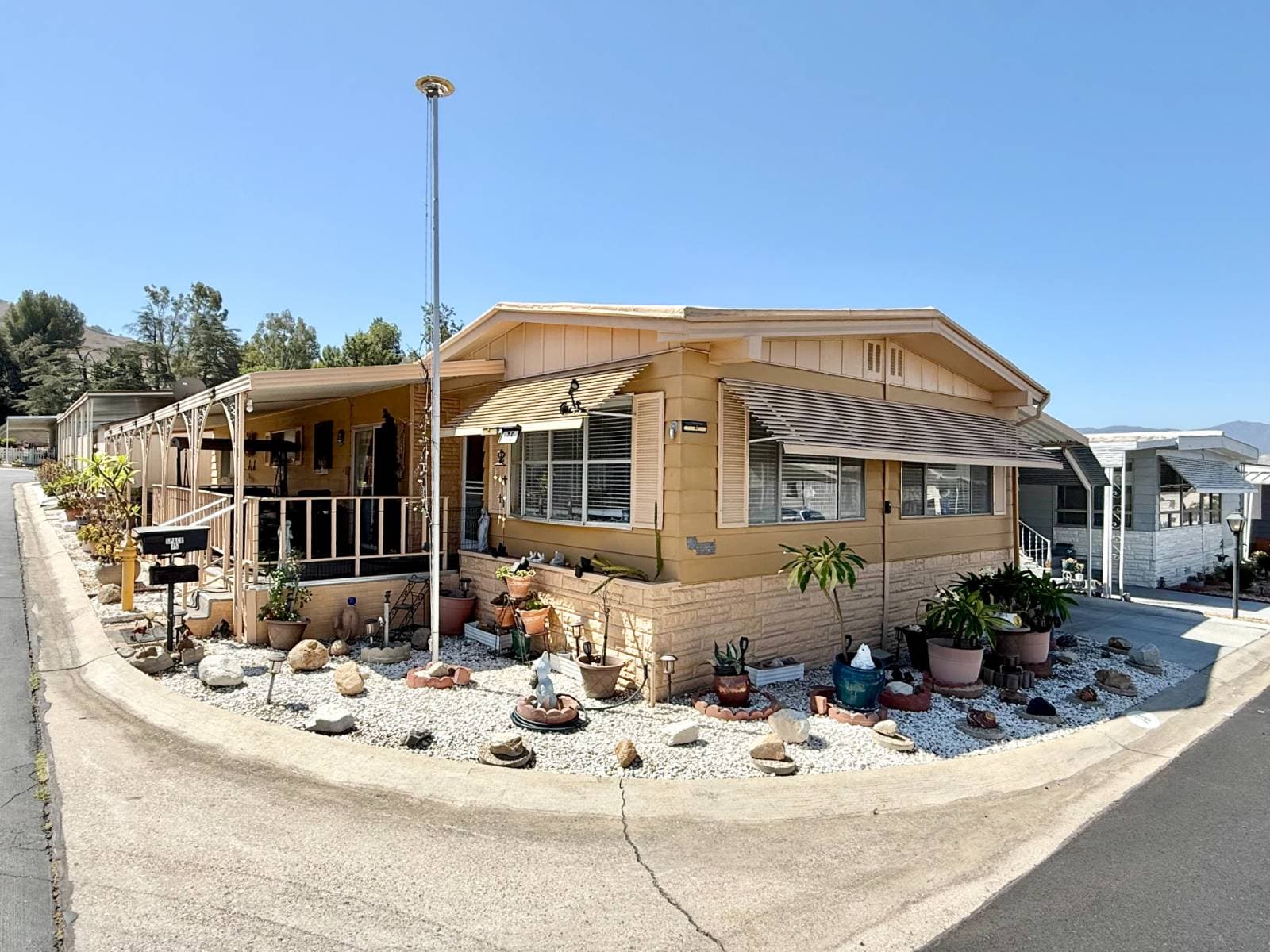 Manufactured home in Riverside, CA 92503
