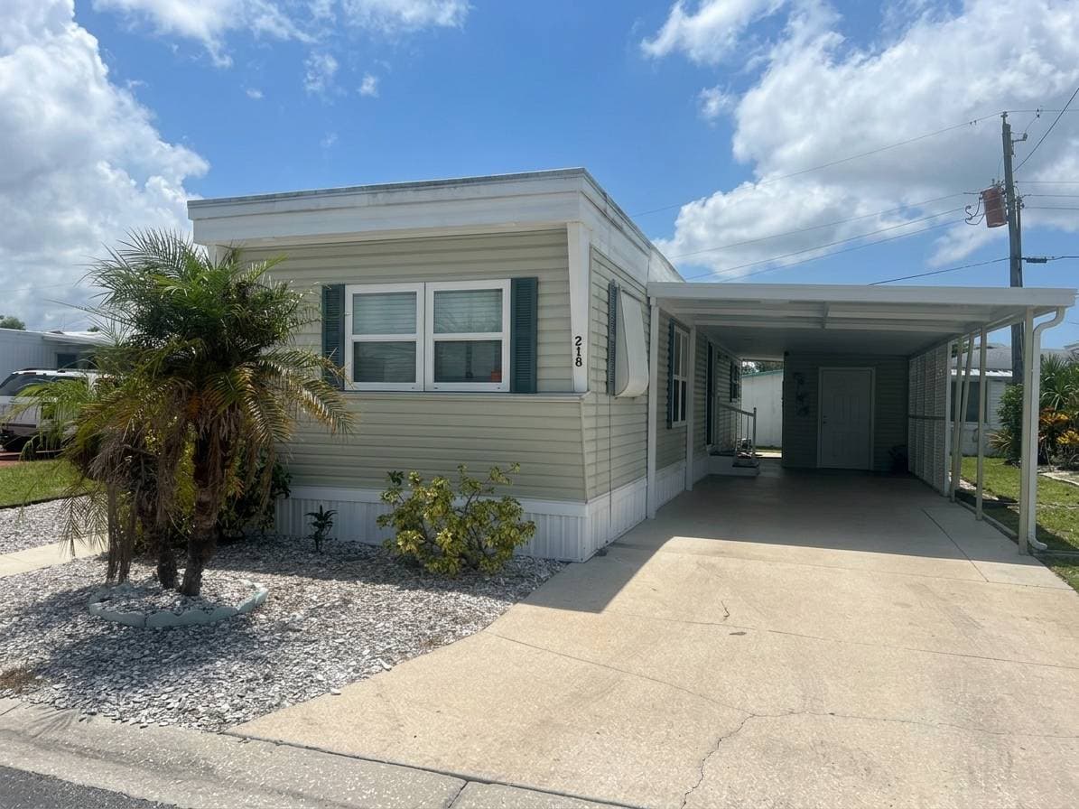 Manufactured home in Bradenton, FL 34210