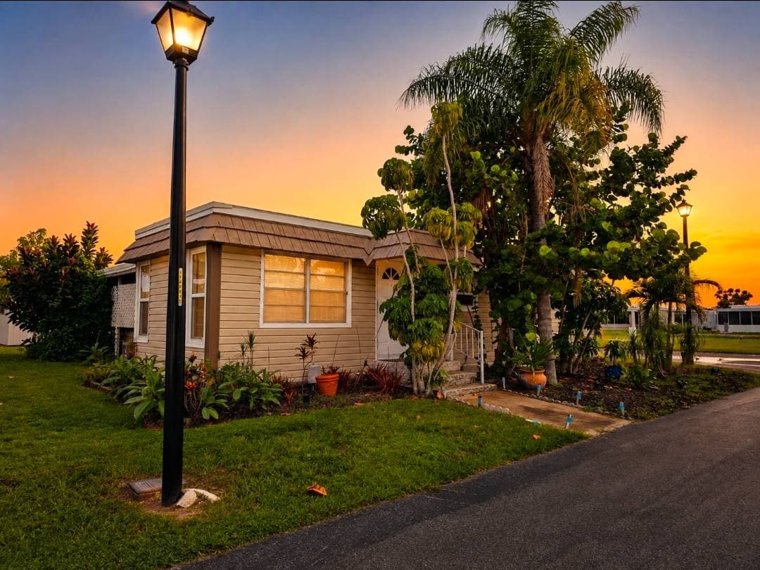 Manufactured home in Largo, FL 33771