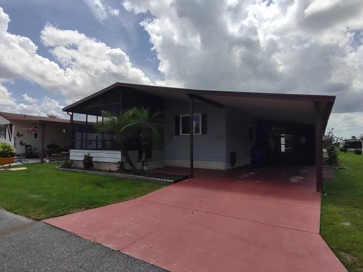 Manufactured home in Lakeland, FL 33803