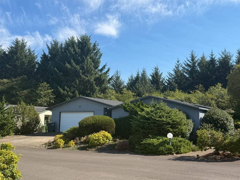 Manufactured home in Newport, OR 97365