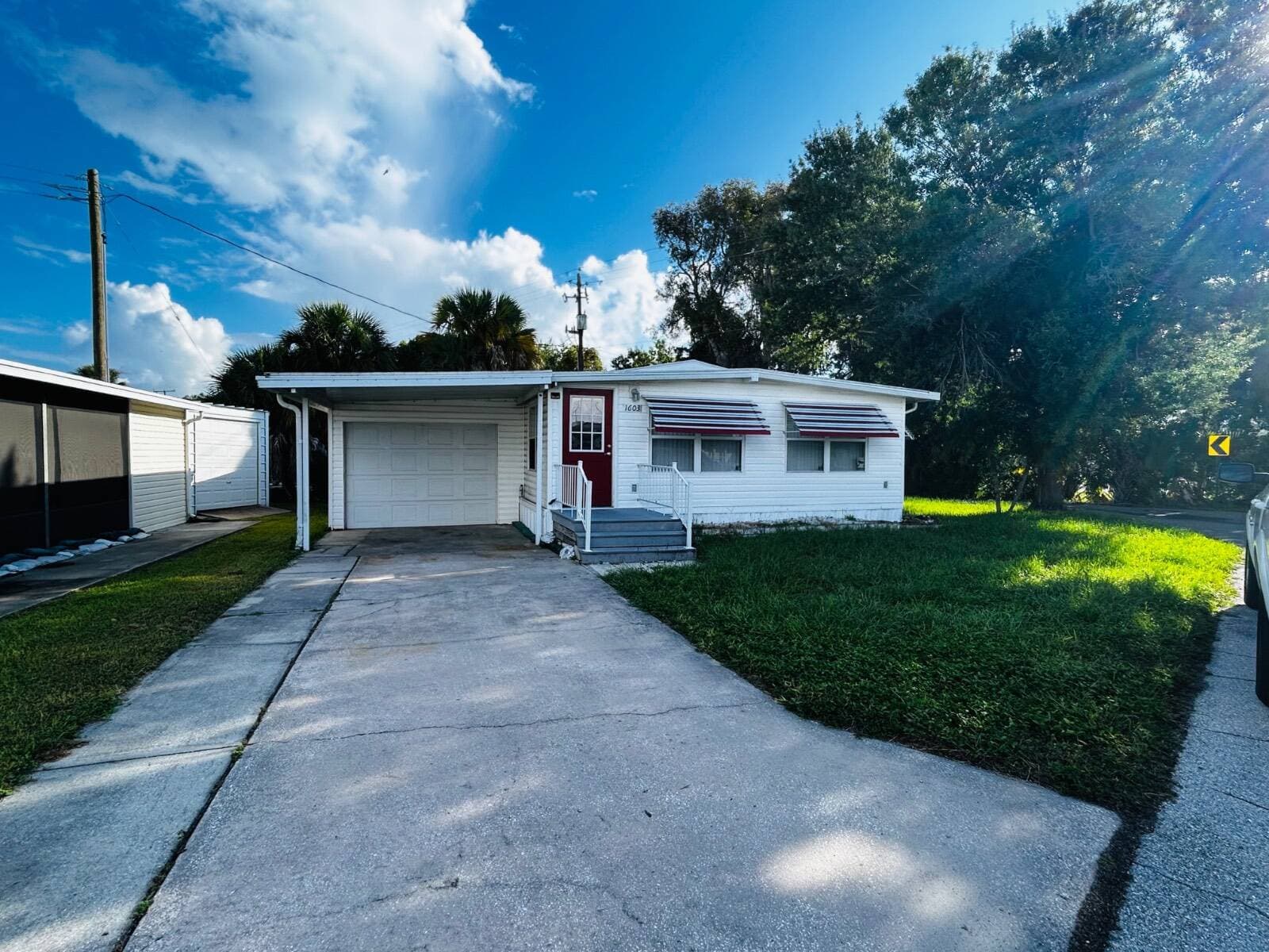 Manufactured home in Bradenton, FL 34207