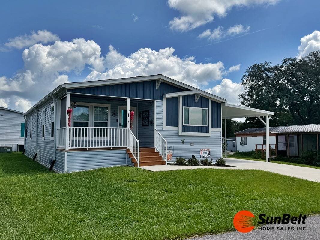 Manufactured home in Sorrento, FL 32776