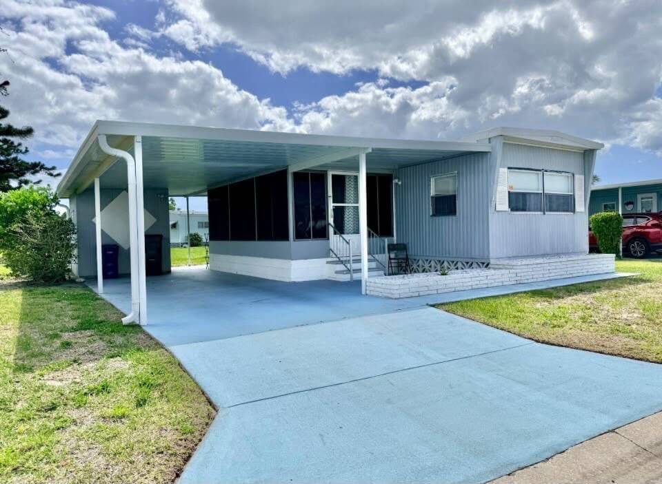Manufactured home in Bradenton, FL 34207