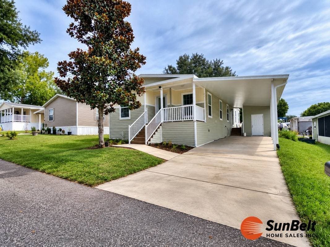 Manufactured home in Sorrento, FL 32776