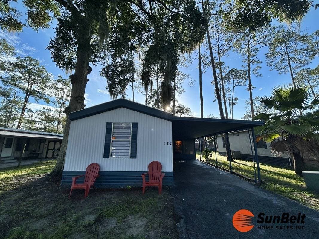 Manufactured home in Silver Springs, FL 34488
