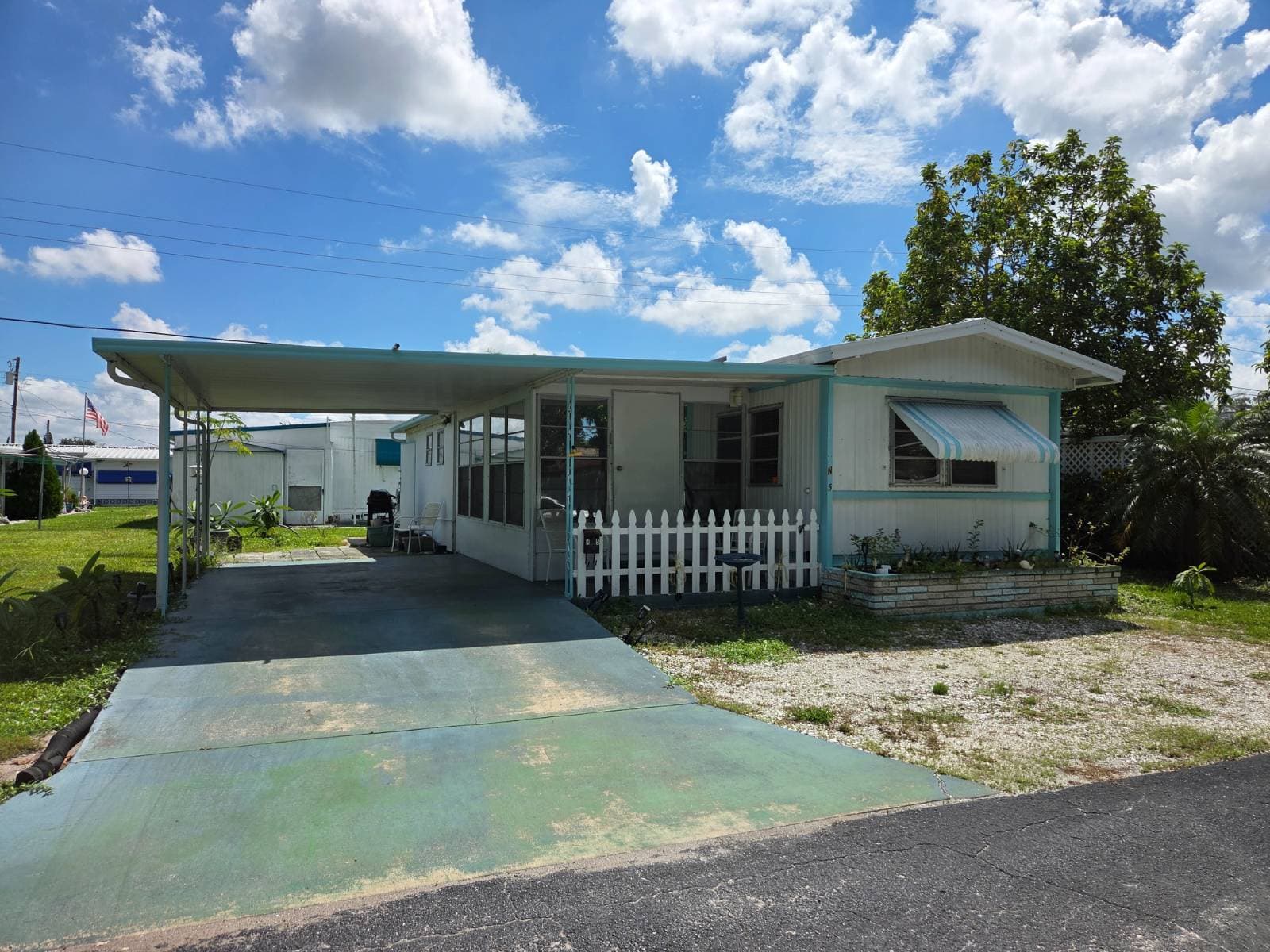Manufactured home in Bradenton, FL 34207