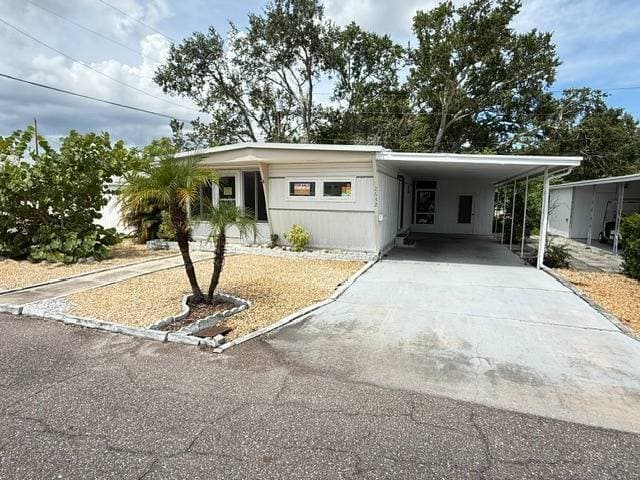 Manufactured home in Clearwater, FL 33764