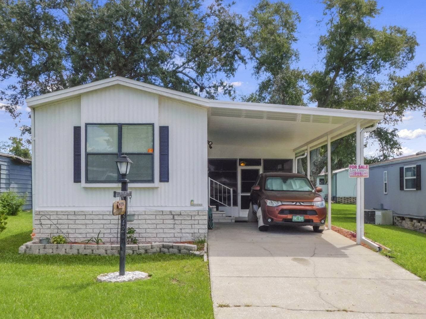 Manufactured home in Zephyrhills, FL 33541