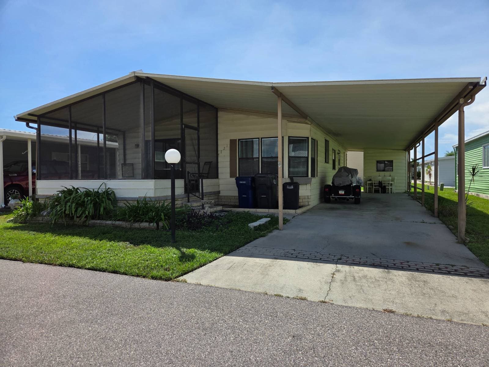 Manufactured home in Bradenton, FL 34203