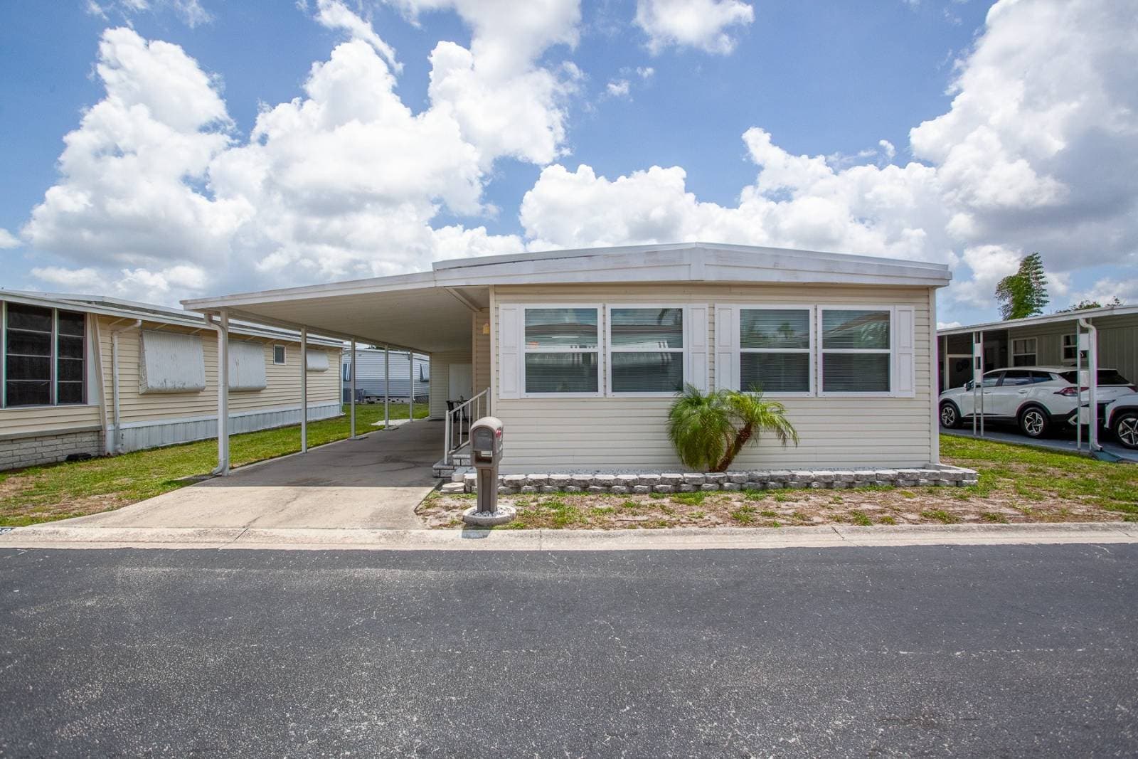 Manufactured home in Saint Petersburg, FL 33702