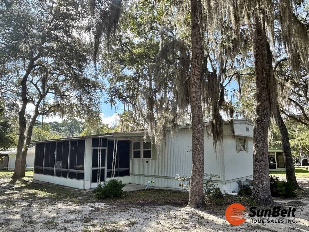 Manufactured home in Silver Springs, FL 34488